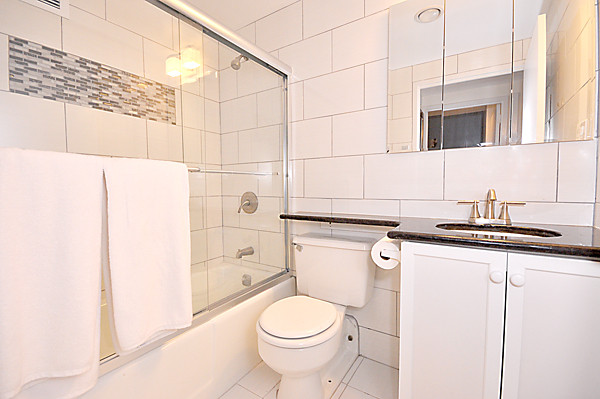 Renovated 1BR in Midtown West - Full service building  — photo 2