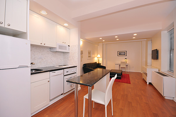 Renovated 1BR in Midtown West - Full service building  — photo 3