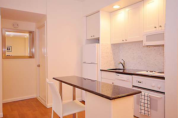 Renovated 1BR in Midtown West - Full service building  — photo 4