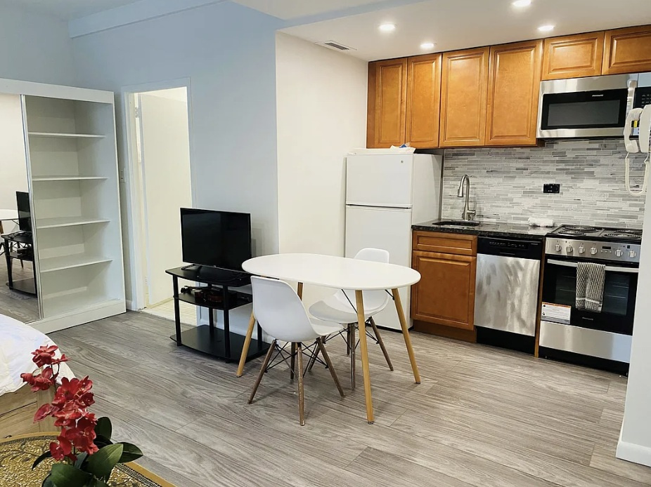 Fully Furnished Renovated Studio Condo in the Heart of Midtown