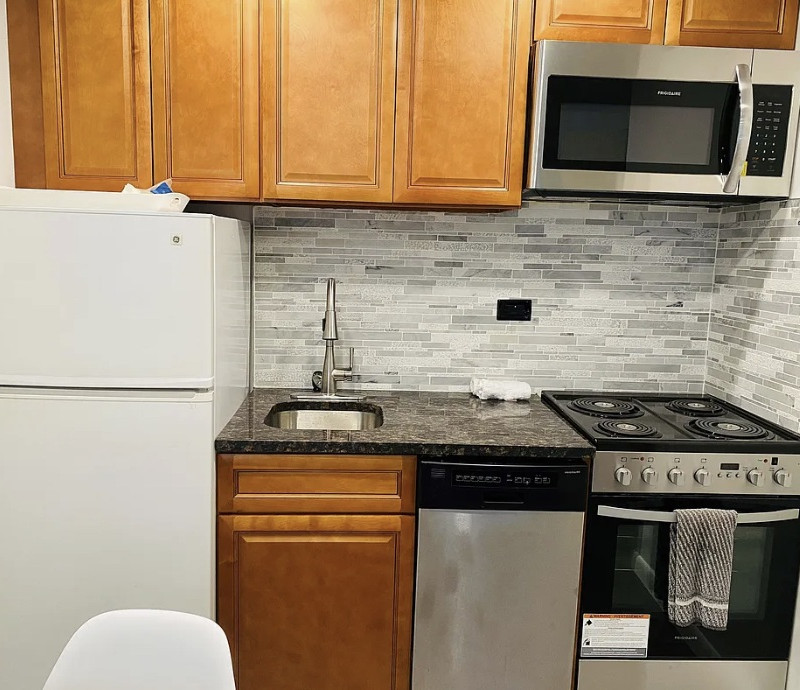 Fully Furnished Renovated Studio Condo in the Heart of Midtown — photo 3