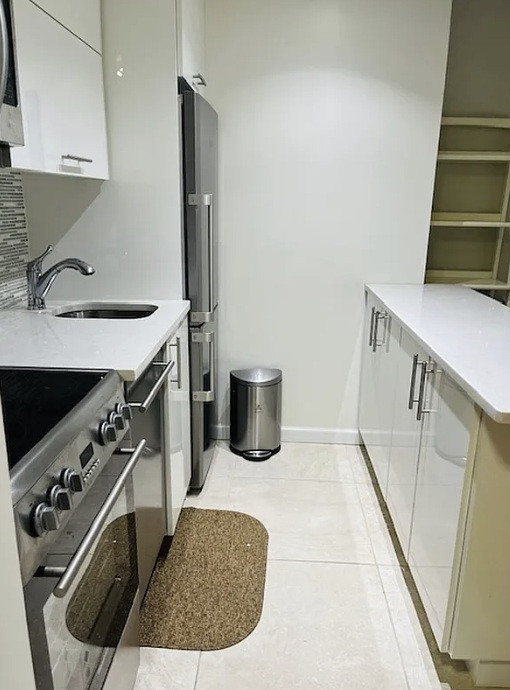 Fully furnished one-bedroom condo in the heart of Midtown Manhattan. — photo 4