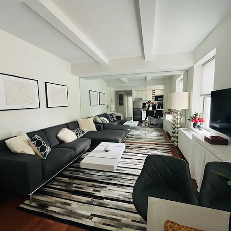 FULLY RENOVATED VERY BRIGHT ONE BR FULL SERVICE — photo 3